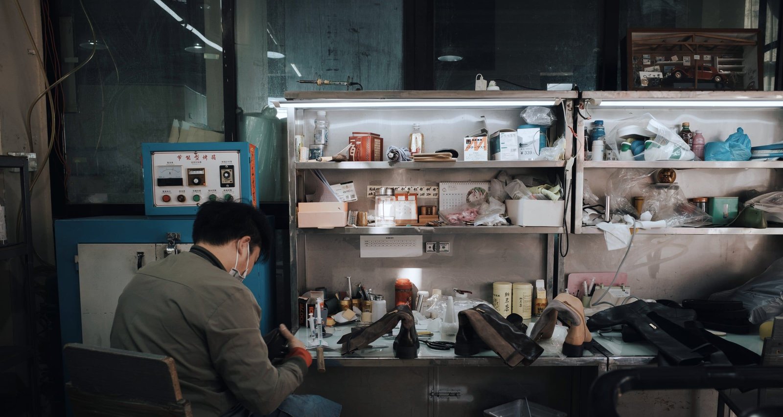 Operario trabajando en el taller de una fábrica de calzado en Guangdong