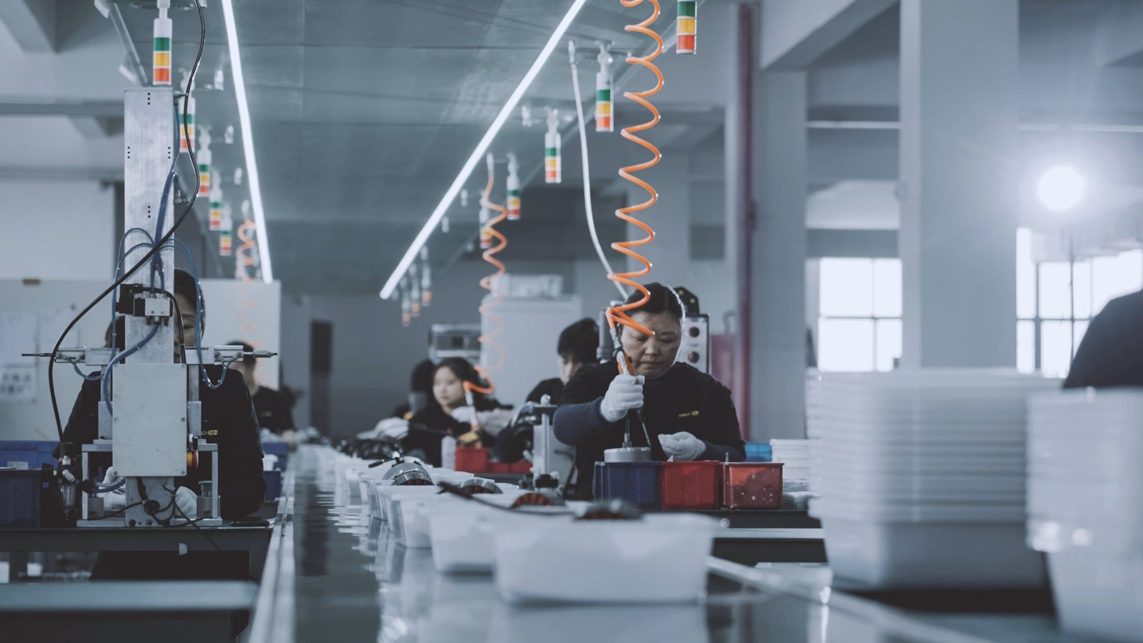 Operarias trabajando en una línea de montaje de una fábrica en China