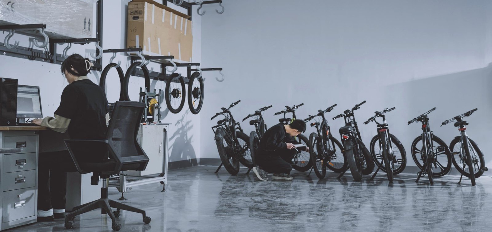 Zona de control de una fábrica con bicicletas eléctricas alineadas